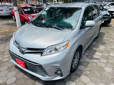 Toyota Sienna XLE usado (2020) color Plata precio $447,000