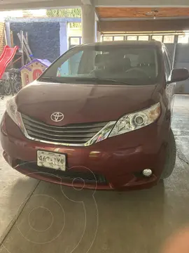 Toyota Sienna XLE 3.5L Piel usado (2013) color Rojo precio $270,000