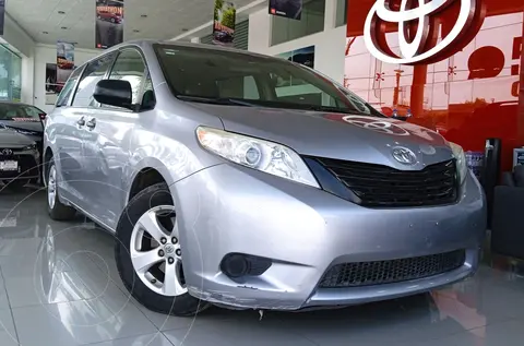 Toyota Sienna CE 3.5L usado (2017) color plateado precio $355,000