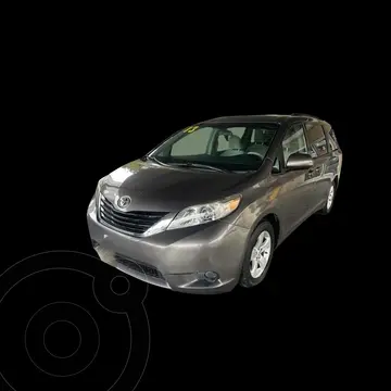 Toyota Sienna XLE 3.5L usado (2013) color Gris Oscuro precio $235,000