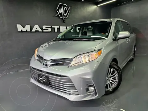 Toyota Sienna XLE 3.5L Piel usado (2018) color plateado precio $358,000
