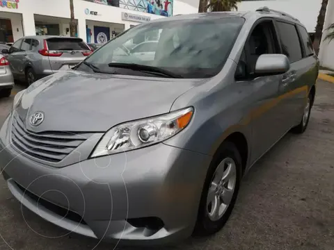 Toyota Sienna LE 3.5L usado (2015) color Gris Oscuro precio $349,000