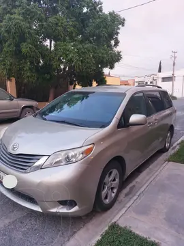 Toyota Sienna LE 3.5L usado (2017) color Champagne precio $255,000
