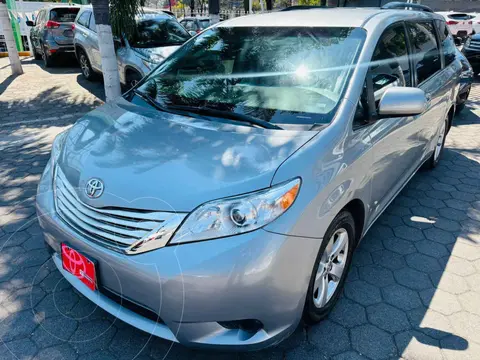 Toyota Sienna LE 3.5L usado (2015) color Plata precio $257,000