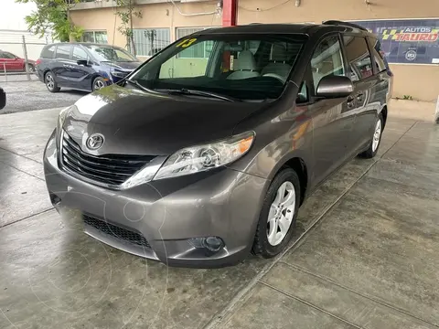 Toyota Sienna XLE 3.5L usado (2013) color Gris Oscuro precio $240,000