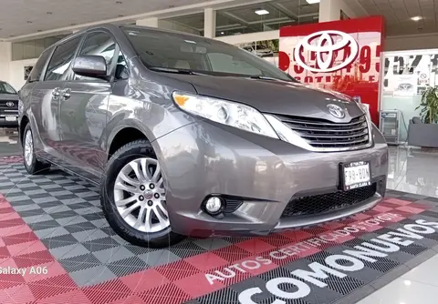foto Toyota Sienna XLE 3.5L Piel usado (2016) color Gris precio $310,000
