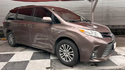 Toyota Sienna XLE 3.5L usado (2019) color marrn oscuro precio $460,000