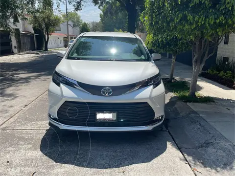 Toyota Sienna XLE usado (2021) color Blanco Perla precio $680,000