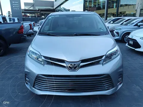 Toyota Sienna Limited usado (2020) color plateado precio $568,000