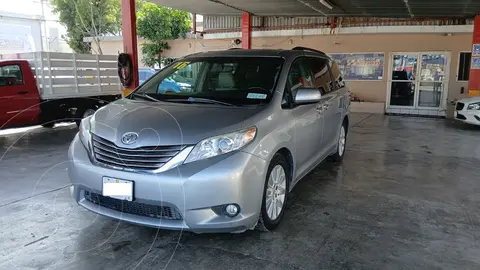 Toyota Sienna XLE 3.5L Piel usado (2016) color Gris precio $300,000
