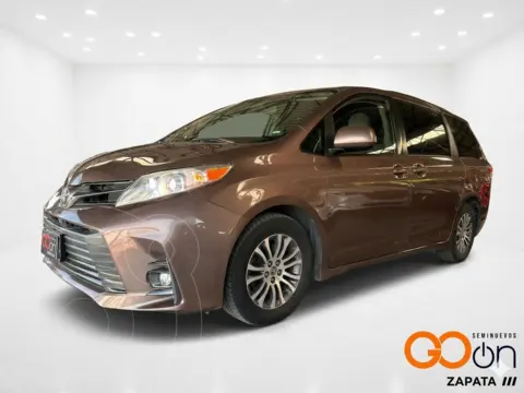 Toyota Sienna XLE usado (2020) color TOYVIVINO precio $440,000