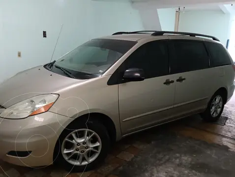 Toyota Sienna CE usado (2006) color Arena precio $130,000