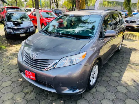 Toyota Sienna LE 3.5L usado (2015) color Gris precio $257,000