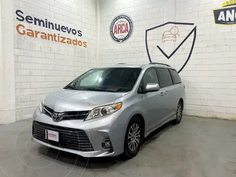 Toyota Sienna XLE 3.5L usado (2020) color Plata precio $539,000