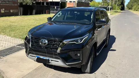 Toyota SW4 SRV Aut usado (2023) color Negro precio $62.000.000