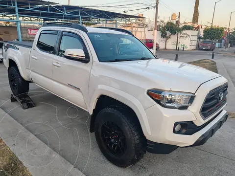 Toyota Tacoma TRD Sport 4x4 usado (2017) color Blanco precio $498,000