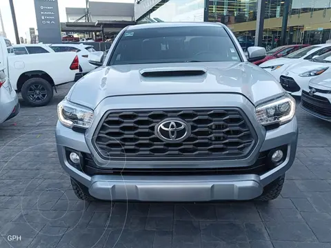 Toyota Tacoma Sport 4x2 usado (2023) color plateado precio $710,000