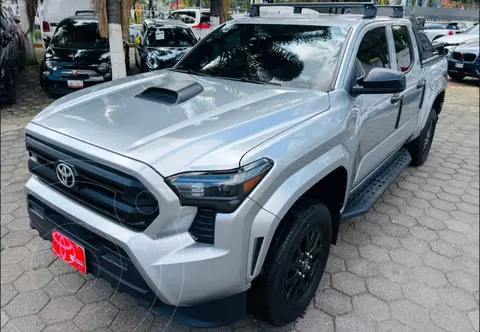 Toyota Tacoma SR 4x4 usado (2024) color Plata financiado en mensualidades(enganche $201,562 mensualidades desde $17,903)