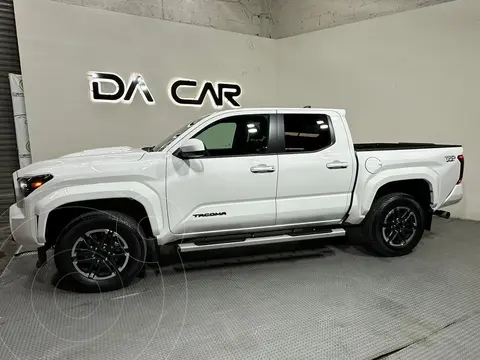 Toyota Tacoma TRD Sport 4x4 usado (2024) color Blanco financiado en mensualidades(enganche $218,000 mensualidades desde $16,402)