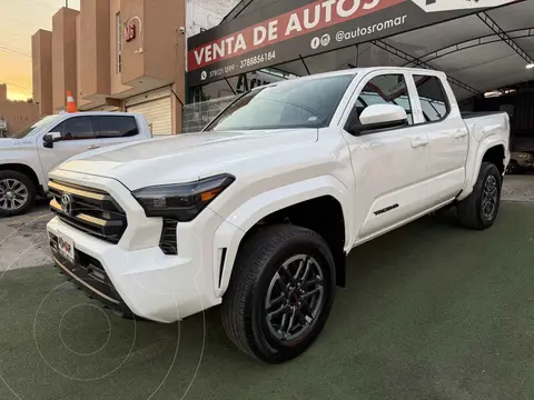 Toyota Tacoma SR 4x4 usado (2024) color Blanco precio $739,999