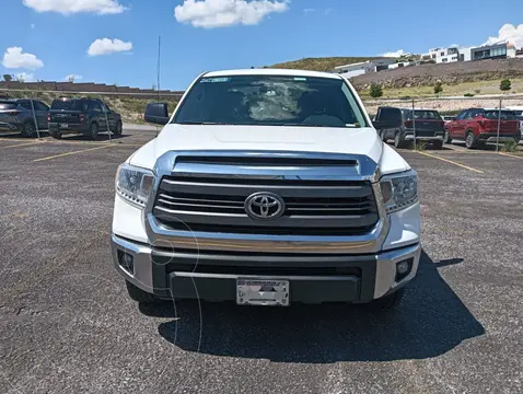 Toyota Tundra 5.7L SR5 4x2 usado (2015) color Blanco precio $385,000