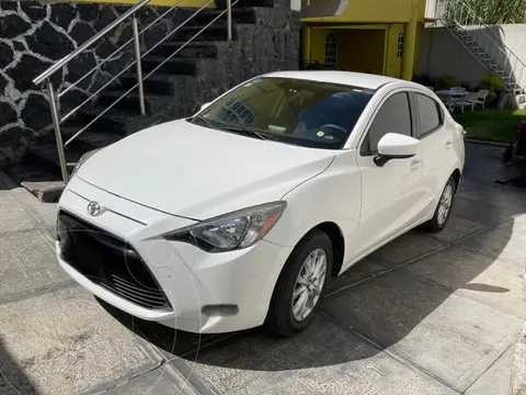 Toyota Yaris R LE usado (2017) color Blanco precio $225,000