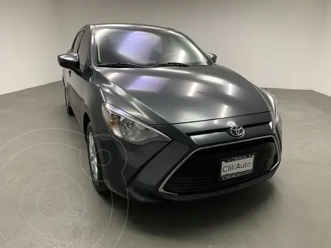 Toyota Yaris R LE usado (2017) color Gris Metalico financiado en mensualidades(enganche $58,000 mensualidades desde $6,600)