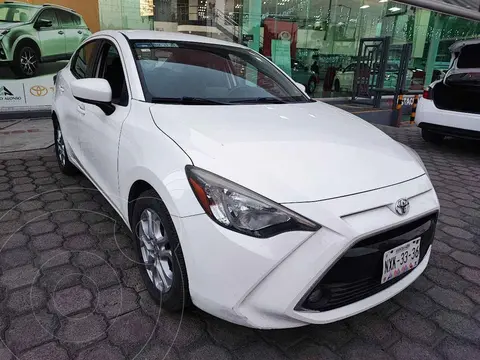 Toyota Yaris R XLE Aut usado (2016) color Blanco precio $240,000