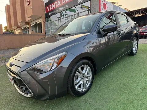 Toyota Yaris R LE Aut usado (2018) color Gris Metalico financiado en mensualidades(enganche $105,000 mensualidades desde $6,280)