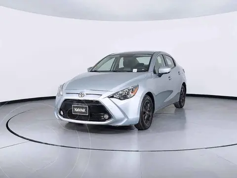 Toyota Yaris R LE usado (2017) color Gris precio $235,999