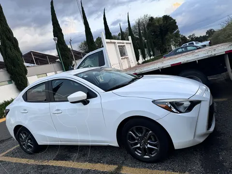 Toyota Yaris R XLE Aut usado (2020) color Blanco precio $210,000