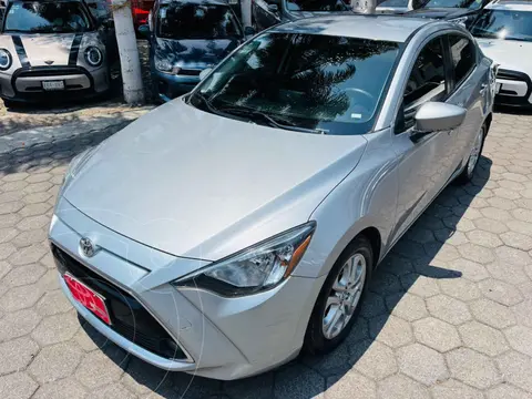 Toyota Yaris R LE Aut usado (2017) color Plata precio $237,000