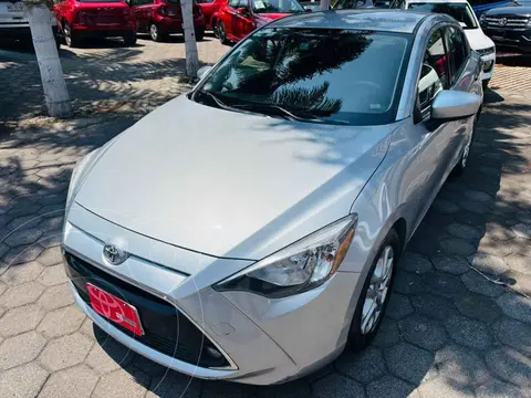 Toyota Yaris R XLE Aut usado (2017) color Plata precio $197,000