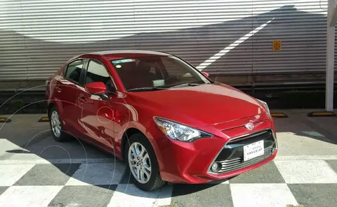 Toyota Yaris R XLE Aut usado (2016) color Rojo precio $250,000