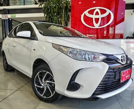 Toyota Yaris Sedan Core Aut usado (2022) color Blanco financiado en mensualidades(enganche $111,606 mensualidades desde $4,795)