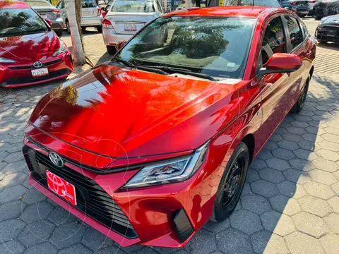 Toyota Yaris Sedan Base Aut usado (2023) color Rojo financiado en mensualidades(enganche $77,131 mensualidades desde $6,851)