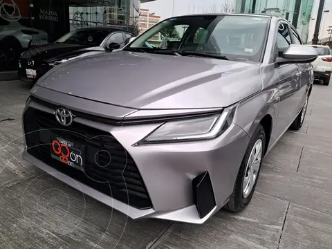 Toyota Yaris Sedan Base Aut usado (2023) color plateado financiado en mensualidades(enganche $71,668 mensualidades desde $5,480)