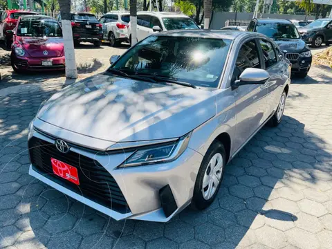 Toyota Yaris Sedan Base Aut usado (2024) color Plata precio $337,000