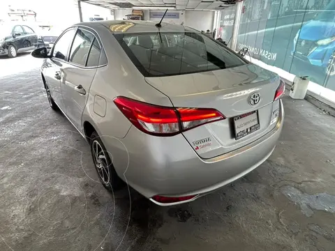 Toyota Yaris Sedan S usado (2021) color plateado precio $249,800