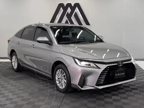 Toyota Yaris Sedan Base Aut usado (2023) color plateado precio $289,999
