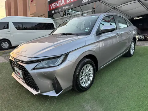 Toyota Yaris Sedan S Aut usado (2024) color Plata financiado en mensualidades(enganche $110,000 mensualidades desde $6,616)