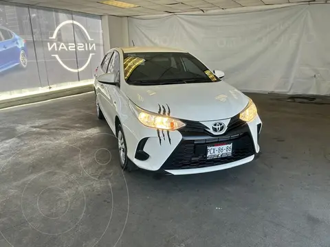 Toyota Yaris Sedan Core Aut usado (2022) color Blanco precio $249,800