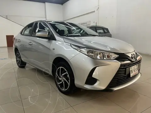 Toyota Yaris Sedan Core Aut usado (2022) color plateado precio $249,000