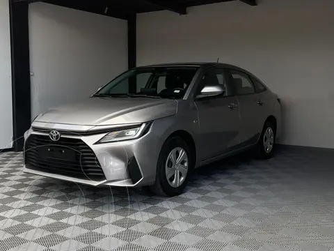 Toyota Yaris Sedan Base Aut usado (2023) color plateado precio $275,000