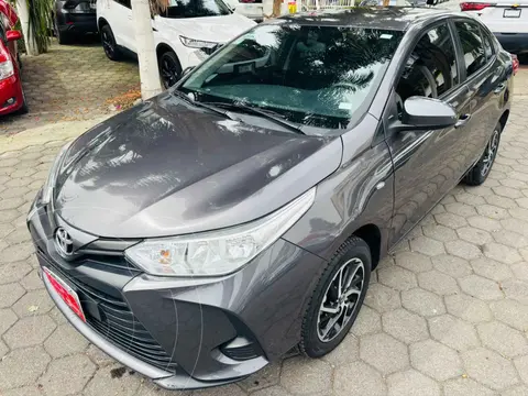 Toyota Yaris Sedan Core Aut usado (2022) color Gris precio $267,000