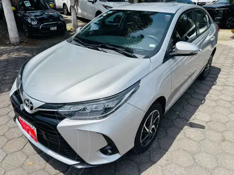 Toyota Yaris Sedan S usado (2022) color Plata financiado en mensualidades(enganche $77,131 mensualidades desde $6,851)