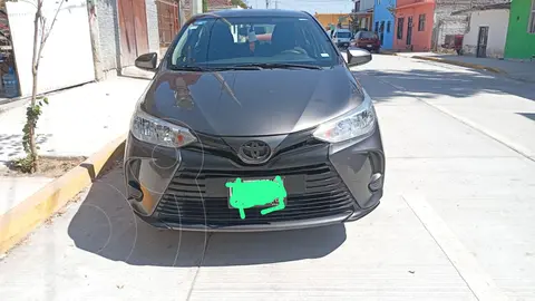 Toyota Yaris Sedan Core usado (2022) color Gris precio $265,000
