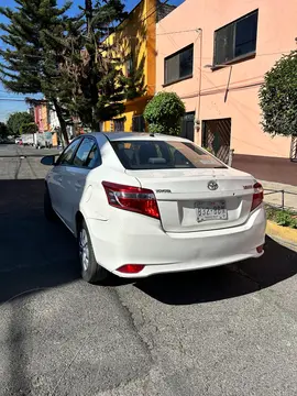 Toyota Yaris Sedan Core usado (2017) color Blanco precio $185,000