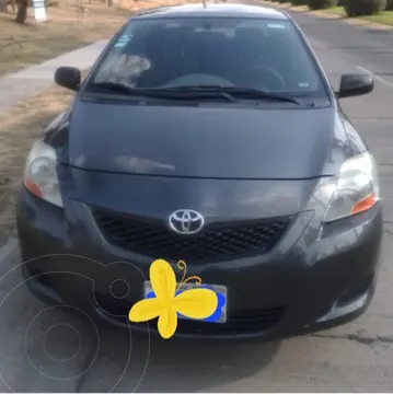 Toyota Yaris Sedan Base usado (2007) color Gris precio $125,000