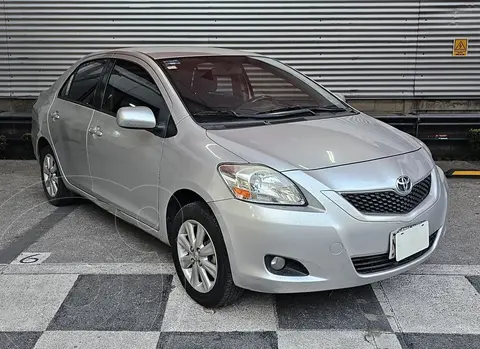 foto Toyota Yaris Sedán Premium Aut usado (2014) color plateado precio $175,000